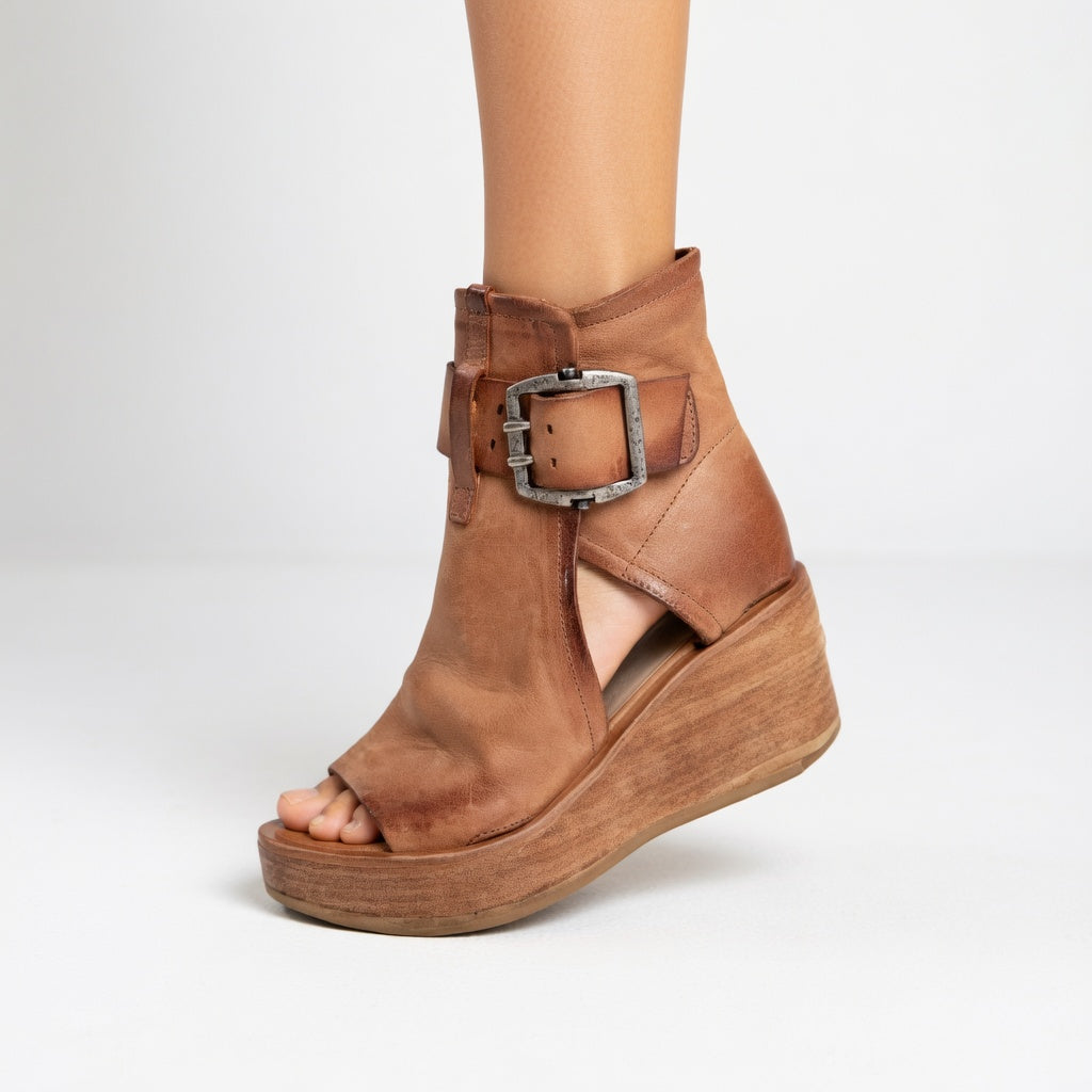 Botines con cuña y puntera abierta de estilo moderno