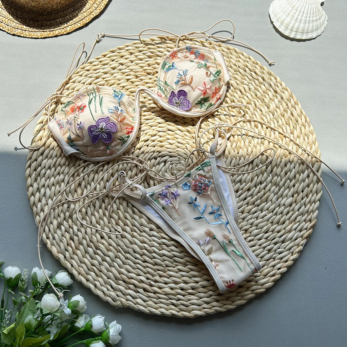 Conjunto de bikini con florales bordados