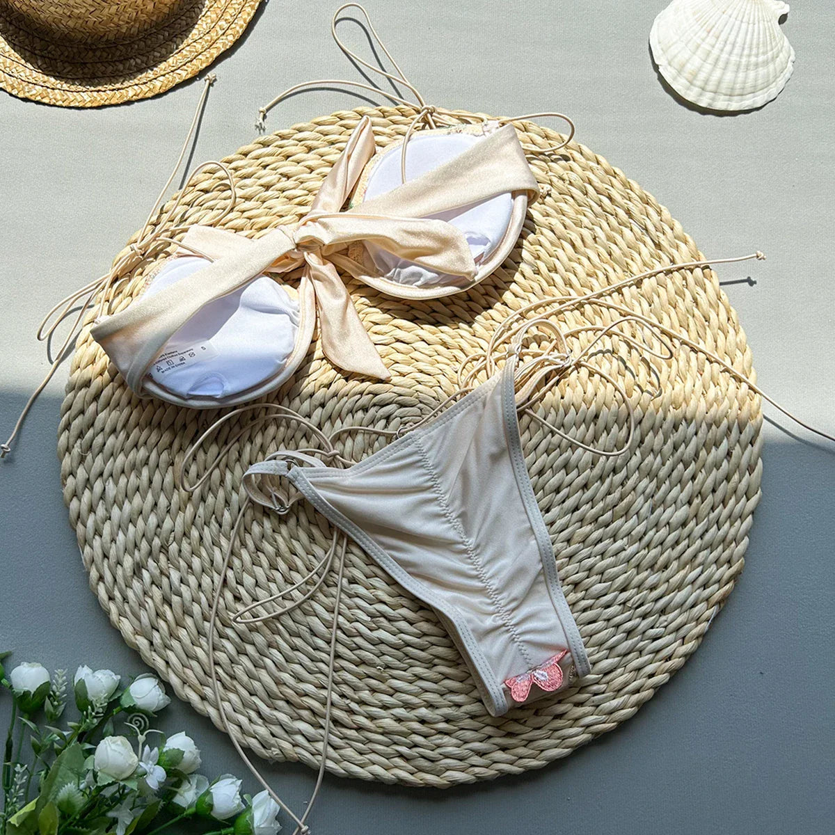 Conjunto de bikini con florales bordados