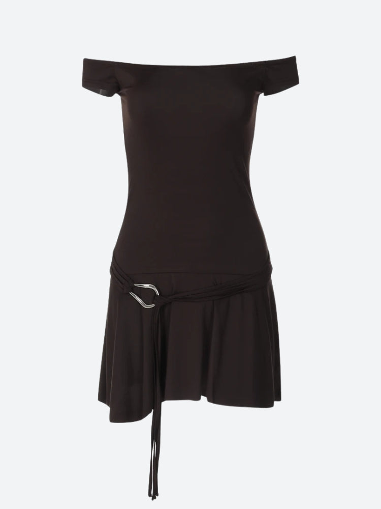 Minivestido grunge con hombros descubiertos