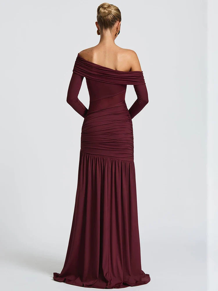 Vestido largo con un solo hombro y abertura alta
