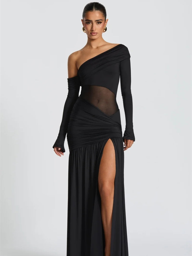 Vestido largo con un solo hombro y abertura alta