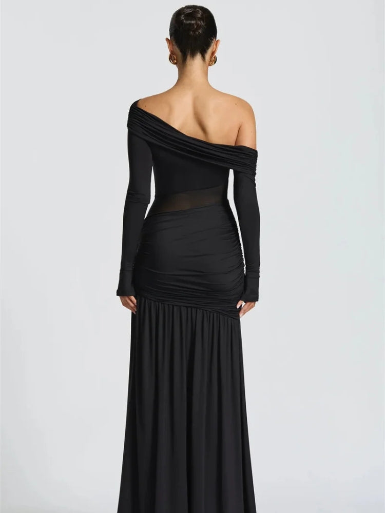 Vestido largo con un solo hombro y abertura alta