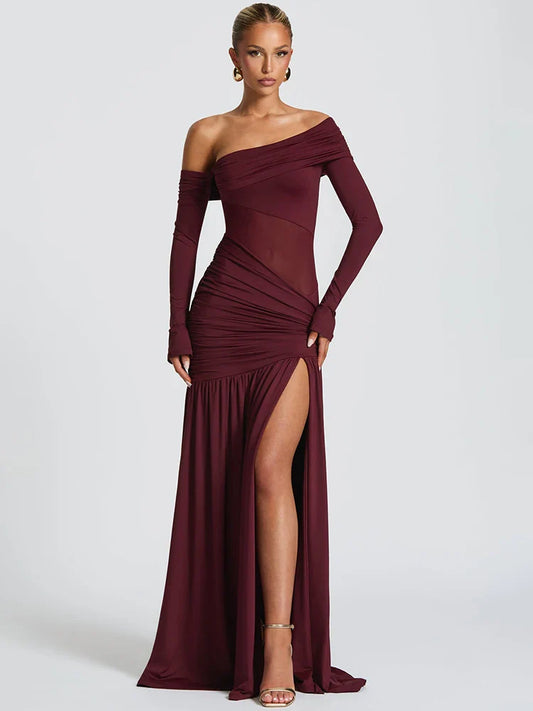 Vestido largo con un solo hombro y abertura alta