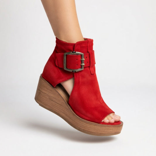 Botines con cuña y puntera abierta de estilo moderno