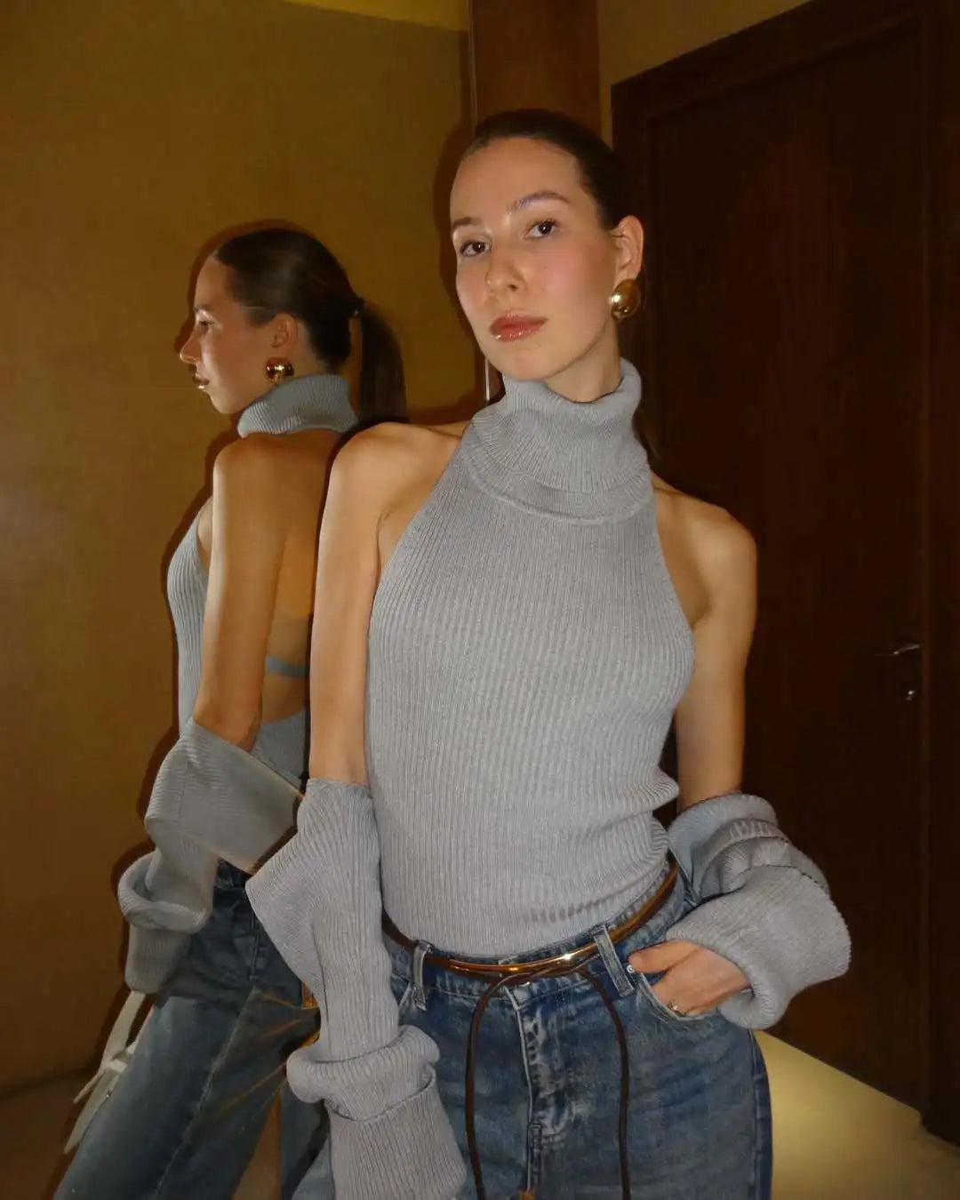 Chaleco de punto con cuello alto y espalda descubierta para mujer