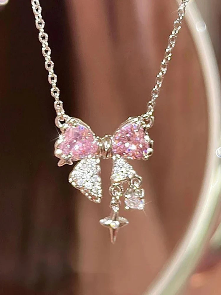 Collar con un lazo rosa