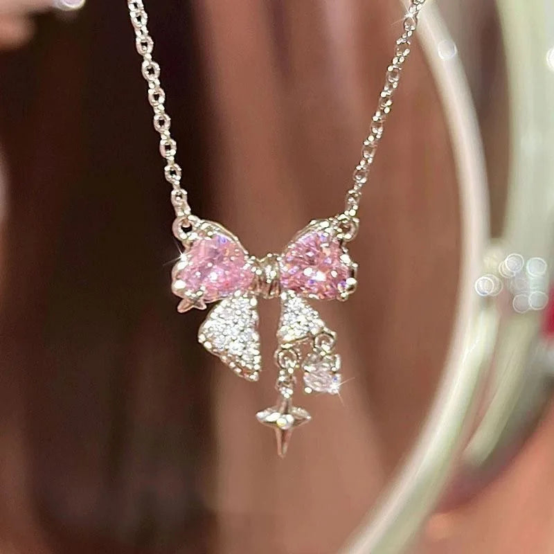 Collar con un lazo rosa