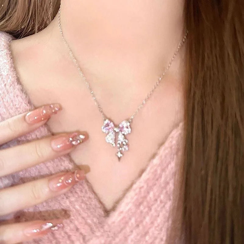 Collar con un lazo rosa