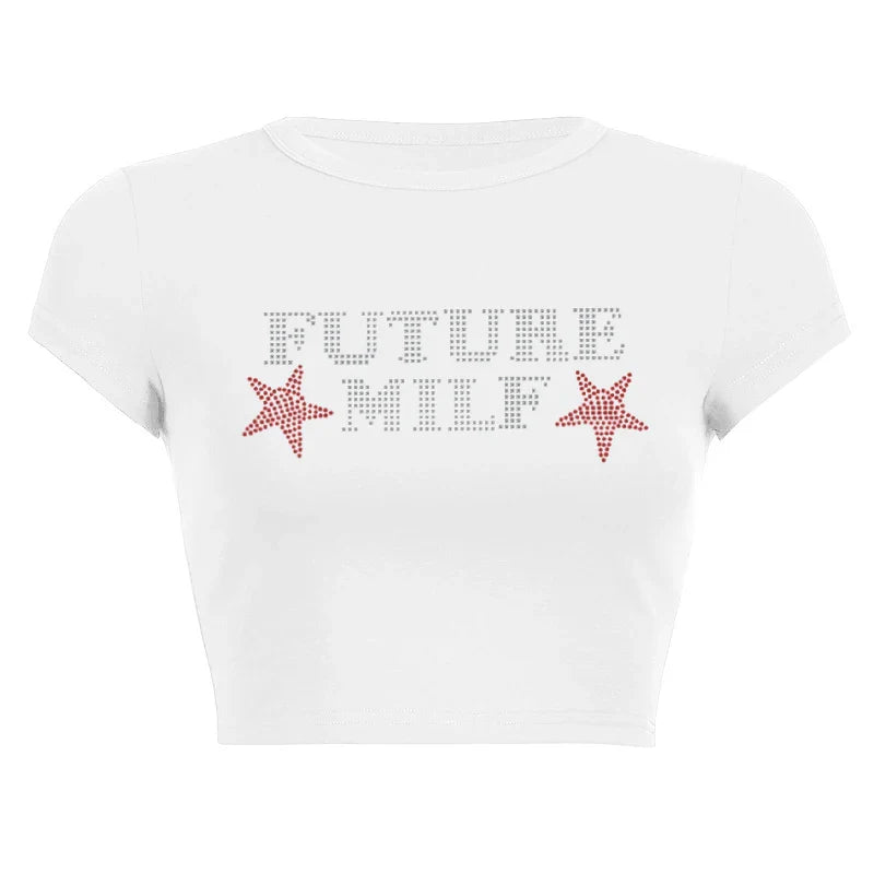 Camiseta con letras y estrellas estampadas con pedrería