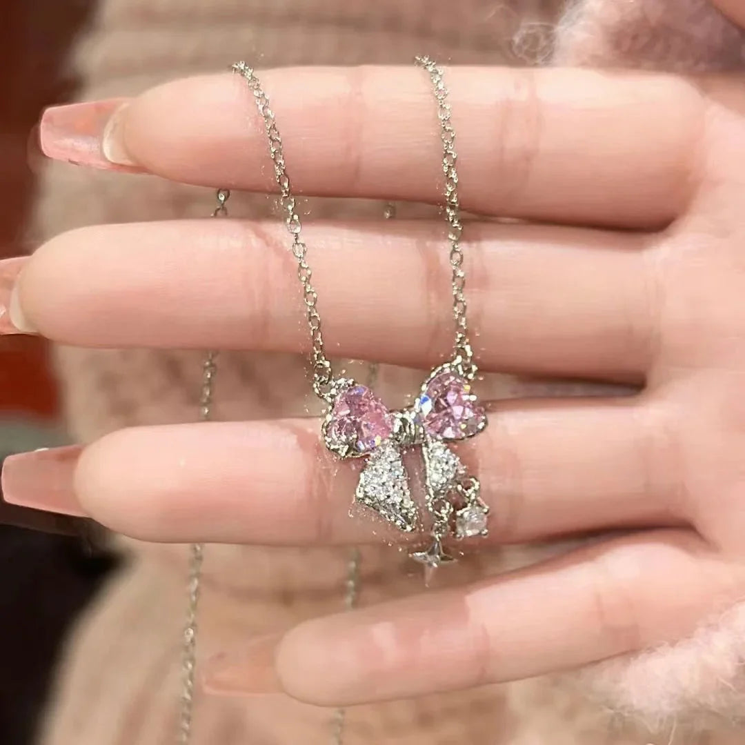 Collar con un lazo rosa
