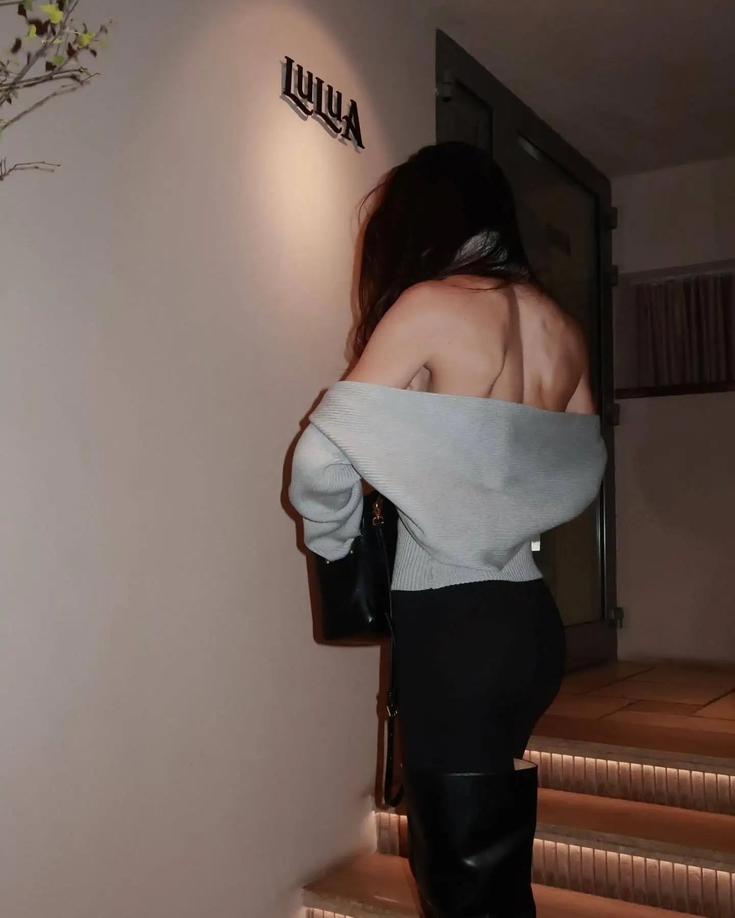 Chaleco de punto con cuello alto y espalda descubierta para mujer