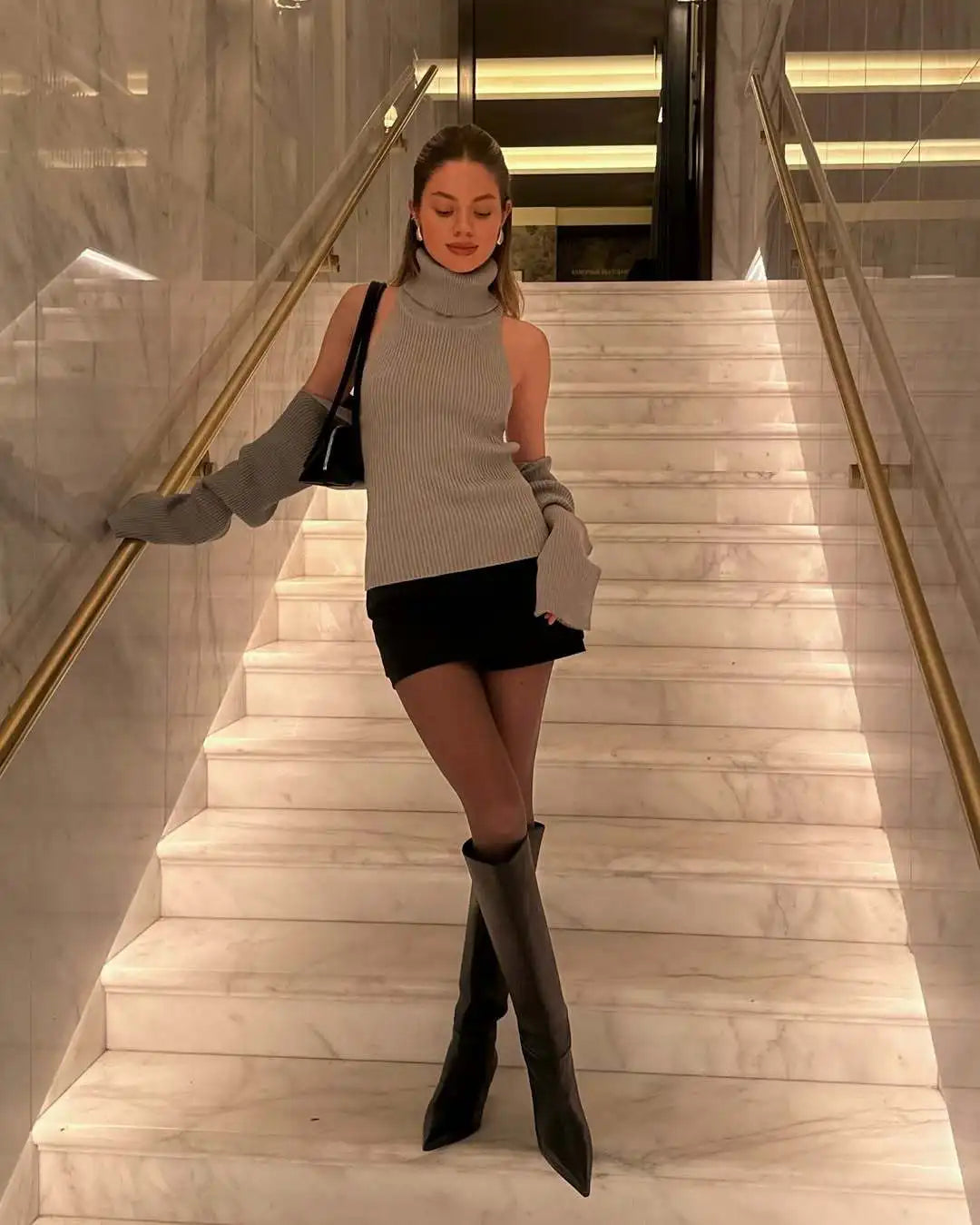 Chaleco de punto con cuello alto y espalda descubierta para mujer