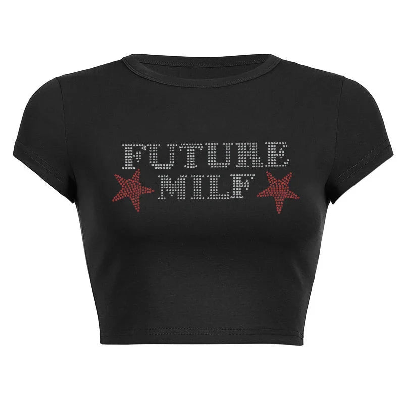 Camiseta con letras y estrellas estampadas con pedrería