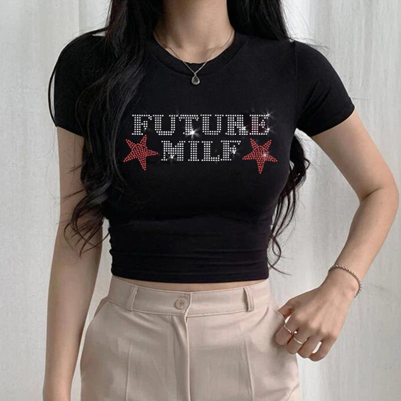 Camiseta con letras y estrellas estampadas con pedrería
