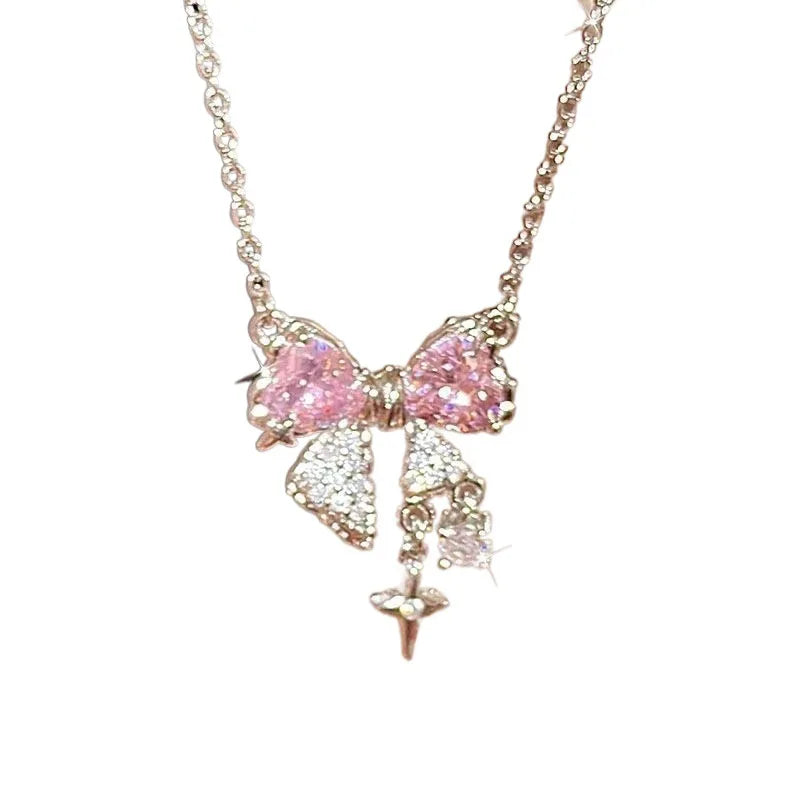 Collar con un lazo rosa