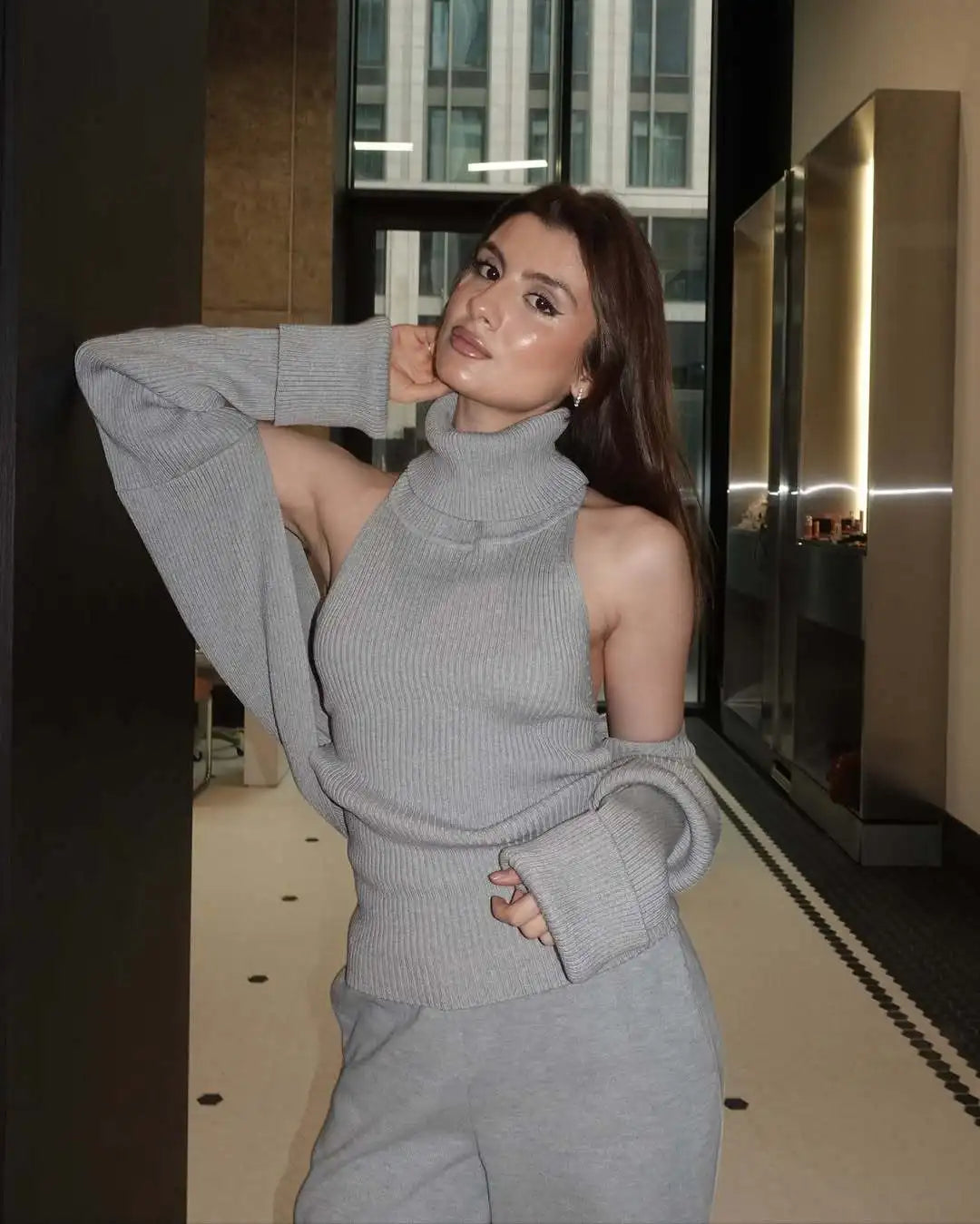 Chaleco de punto con cuello alto y espalda descubierta para mujer