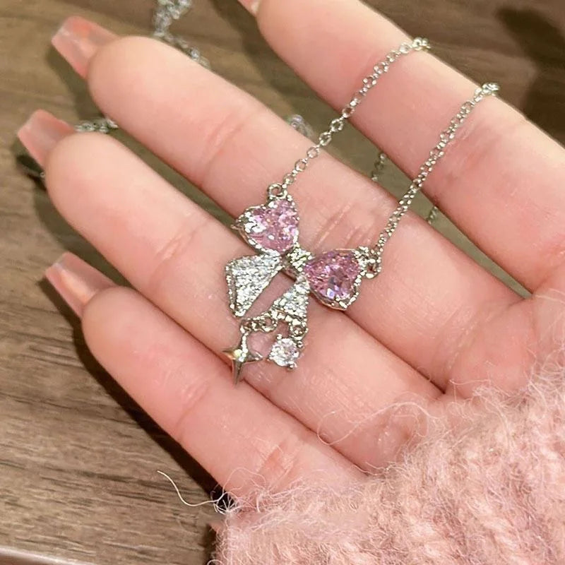Collar con un lazo rosa