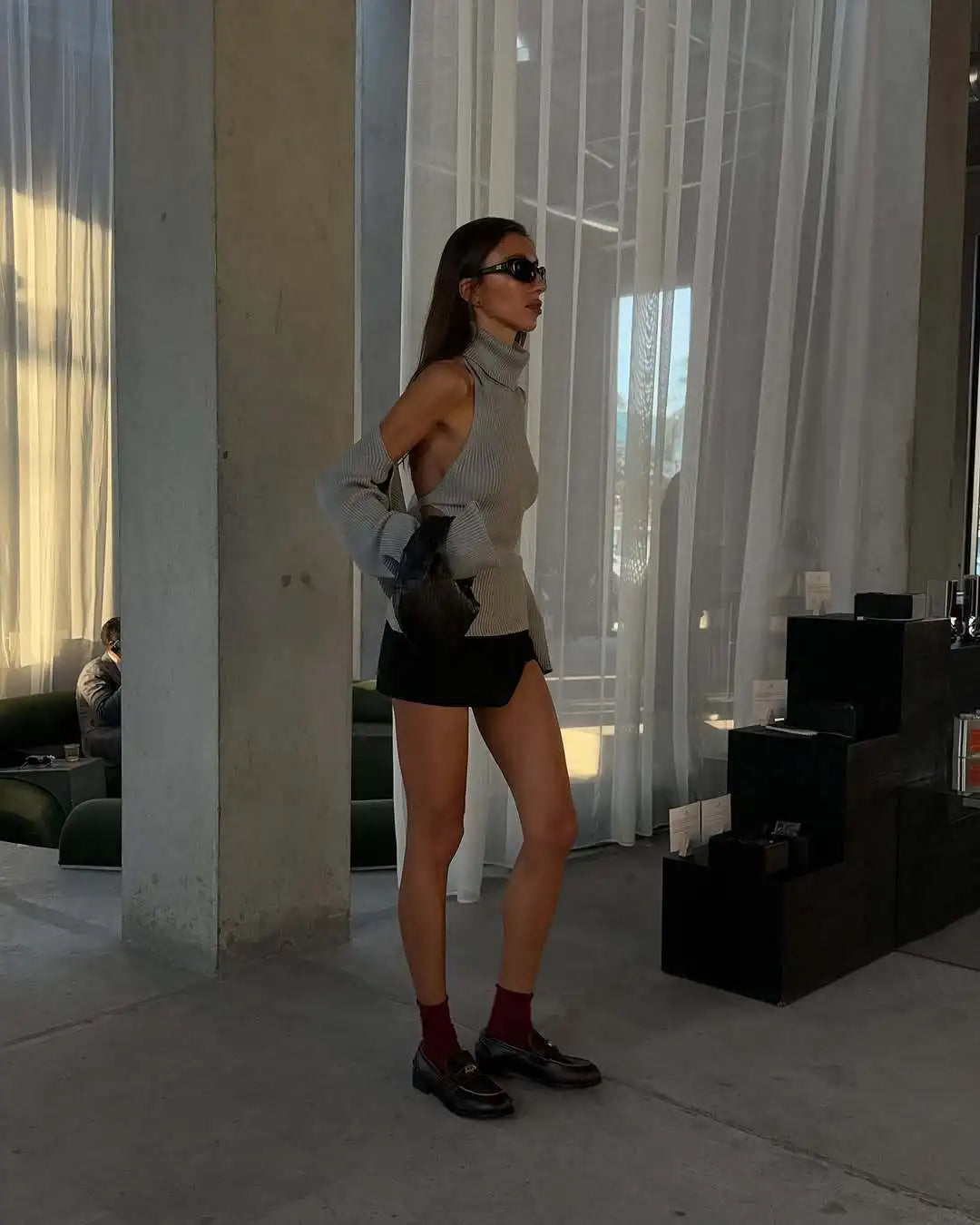 Chaleco de punto con cuello alto y espalda descubierta para mujer
