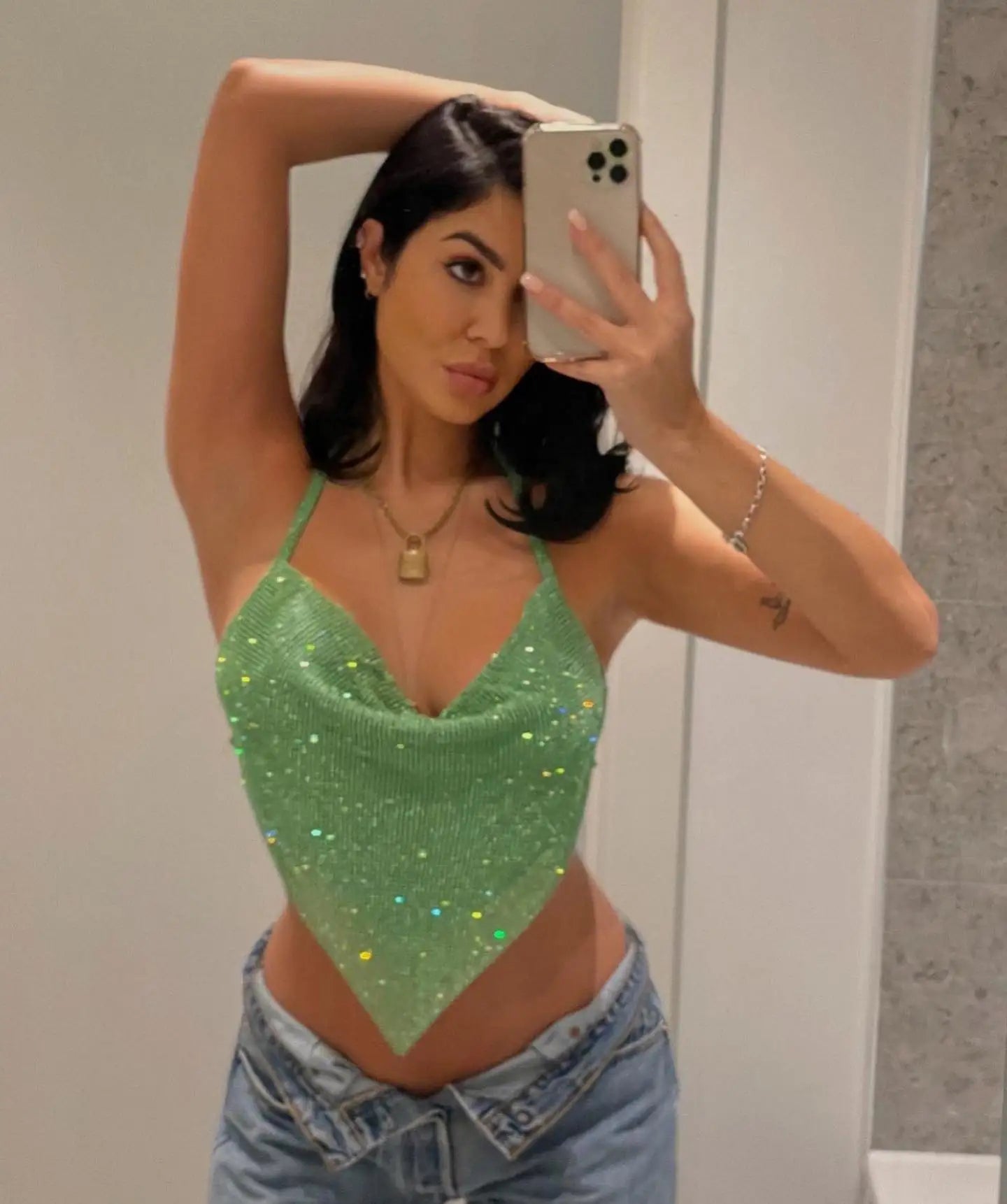 Top corto sin espalda con cuello en V