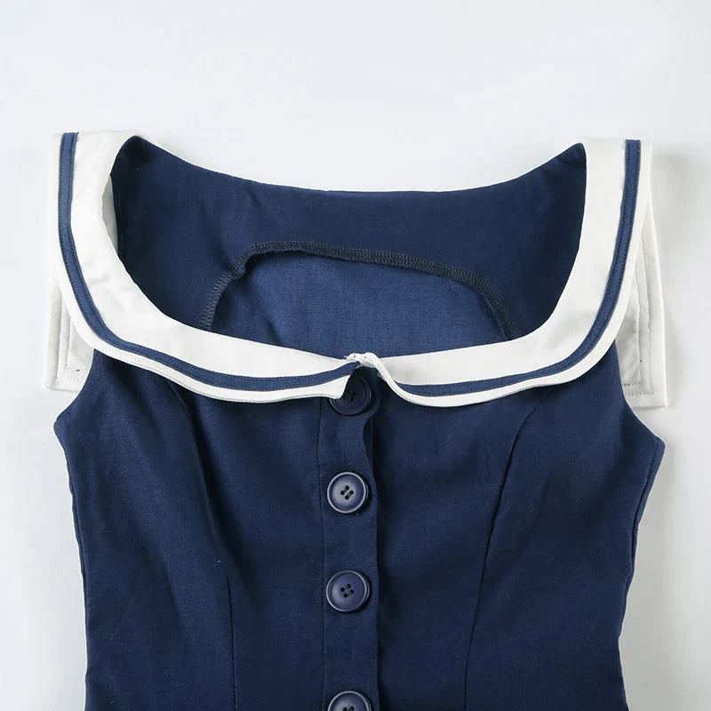 Vestido corto con botones de estilo náutico